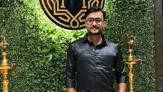  Ayjaj Khan